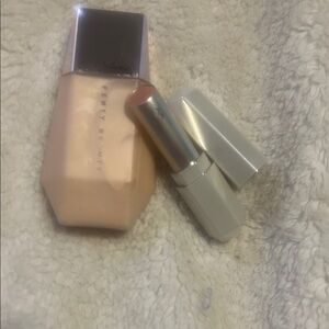 Fenty, beauty, highlighter glow and lipstick 379.


Used one time.